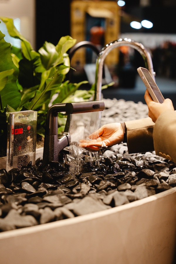 Misturadores monocomandos para cozinhas no estande da Bravat na Expo Revestir 2026