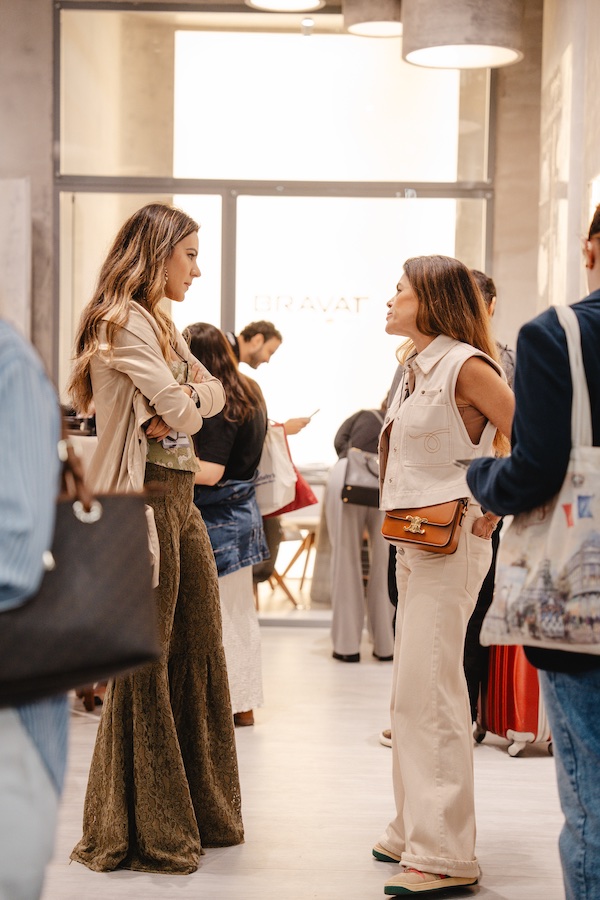 Arquitetas influencers visitam o estande da BRAVAT na Expo Revestir 2026